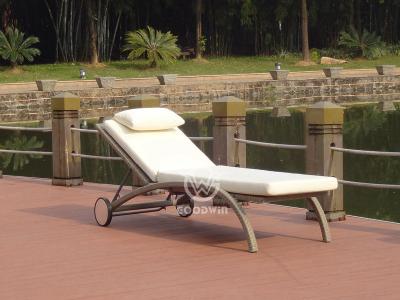 Möbel am Pool Synthetische Rattan-Sonnenliege mit Rädern
