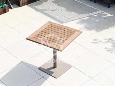 Quadratischer Esstisch mit Aluminiumrahmen und Teakholzplatte